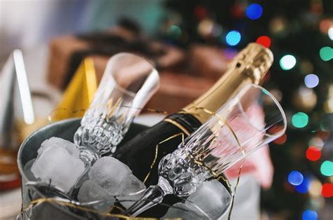 Decadentie ten top! Een champagnefles sabreren met een Rolex 